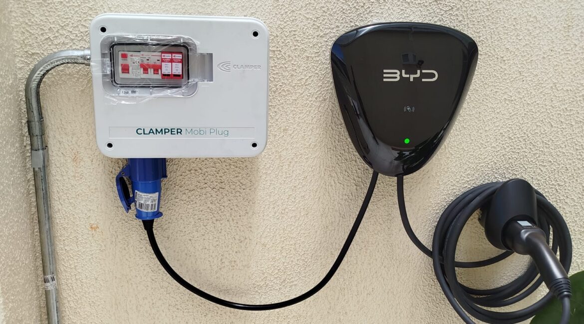 Instalação de carregador para carro elétrico residencial tipo wallbox em garagem