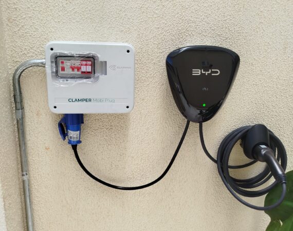 Instalação de carregador para carro elétrico residencial tipo wallbox em garagem